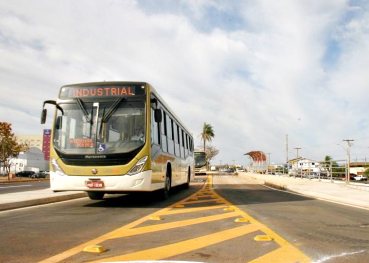 ônibus do transporte coletivo transitando por uma avenida