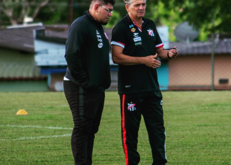 Luiz Carlos Winck, treinador do Anápolis, junto de seu auxiliar em treinamento da equipe