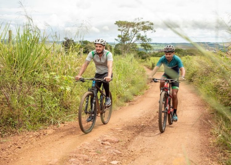 foto do ciclismo de trilha em Anápolis, com dois ciclistas andando em estrada de chão