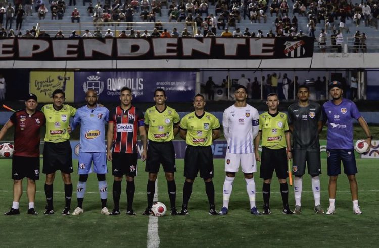 arbitragem e jogadores posam para foto antes de clássico pelo Goianão 2022
