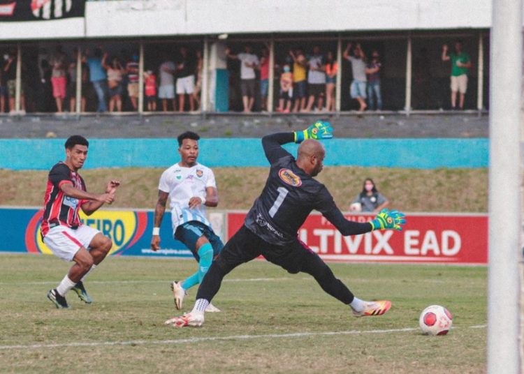 jogador do grêmio anápolis finaliza ao gol durante clássico contra o anápolis