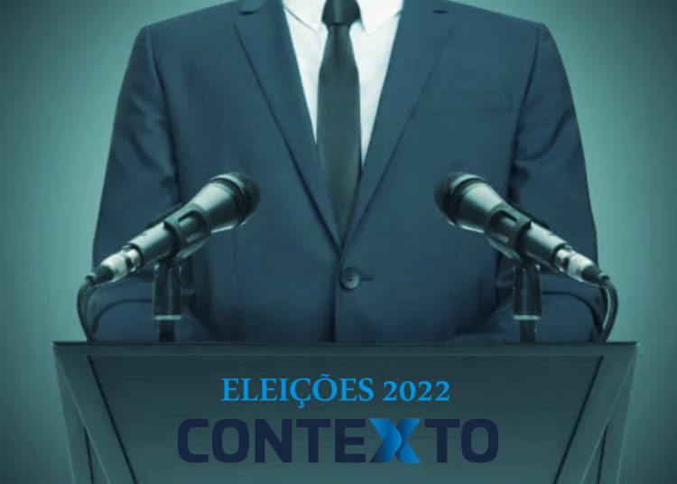 Imagem mostra perfil de um homem falando ao microfone
