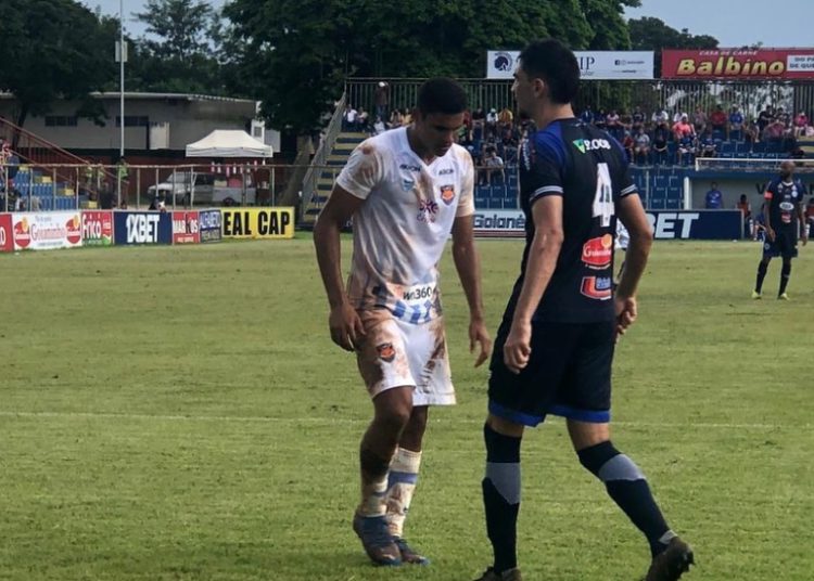 foto da partida entre Grêmio Anápolis e Goianésia, com um jogador de cada equipe em foco