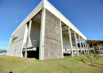 #pratodomundover imagem do prédio do IFG Anápolis com fundo com céu azul