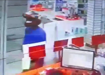 Polícia pede ajuda para identificar o homem, que entrou de capacete.