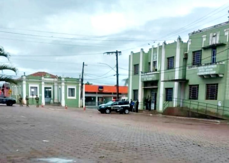 Imagem mostra viatura da POlícia Civil em frente a um prédio da Prefeitura de Silvânia