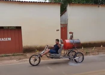 captura de tela do vídeo em que Joel, inventor brasileiro, testa seu triciclo movido a vapor