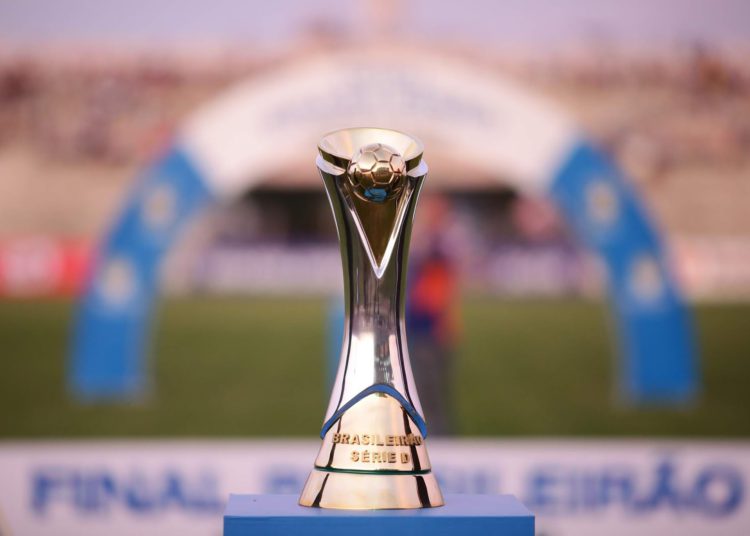 foto do troféu da Série D, exposto no gramado de estádio