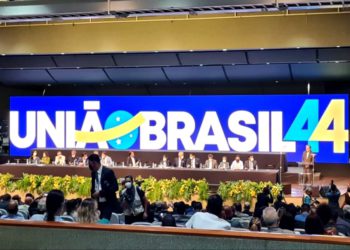 Imagem contém banner do União Brasil com número 44 e dezenas de pessoas num auditório #pratodomundover