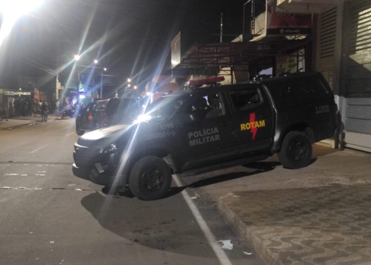 Depois de praticar o sequestro, o jovem fugiu e se escondeu em um estabelecimento comercial