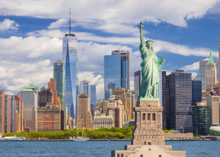 vista da cidade de nova york, com a estátua da liberdade em foco