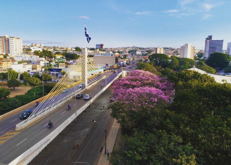 vista da cidade de anápolis, em foco o viaduto que corta a avenida goiás