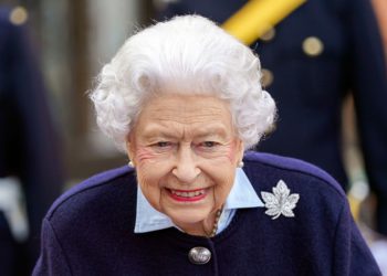 Rainha testou positivo depois de ter contato com o filho, príncipe Charles, dois dias antes.