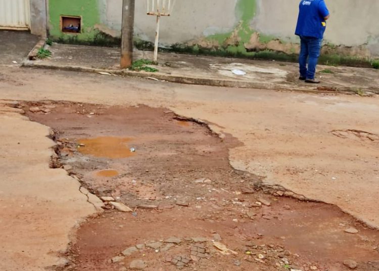 buraco em rua feito por atuação da saneago