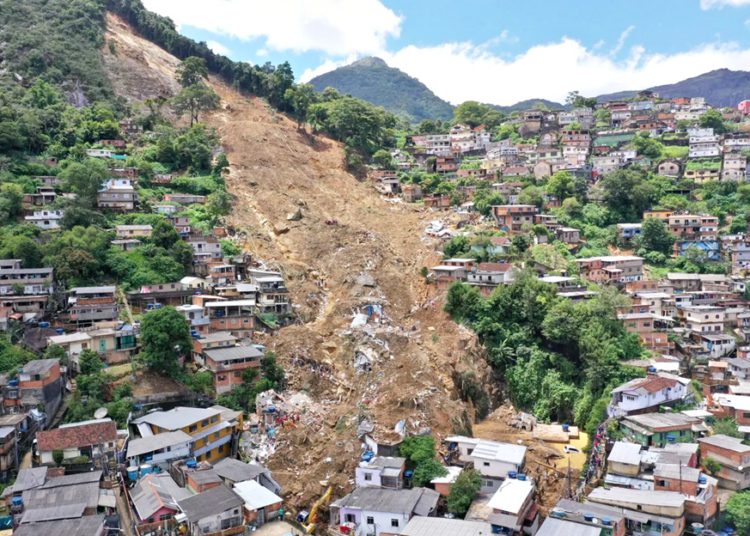 #pratodomundover imagem mostradeslizamento de terra em Petrópolis no Rio de janeiro