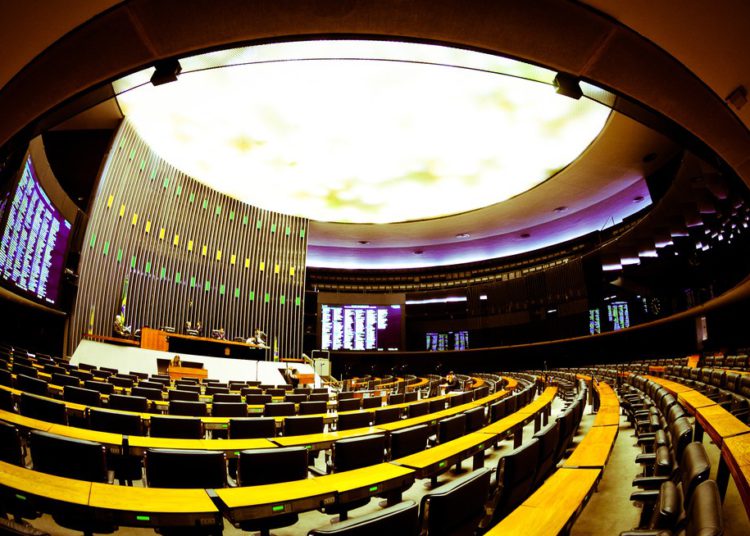 plenário da câmara dos deputados, com as cadeiras vazias