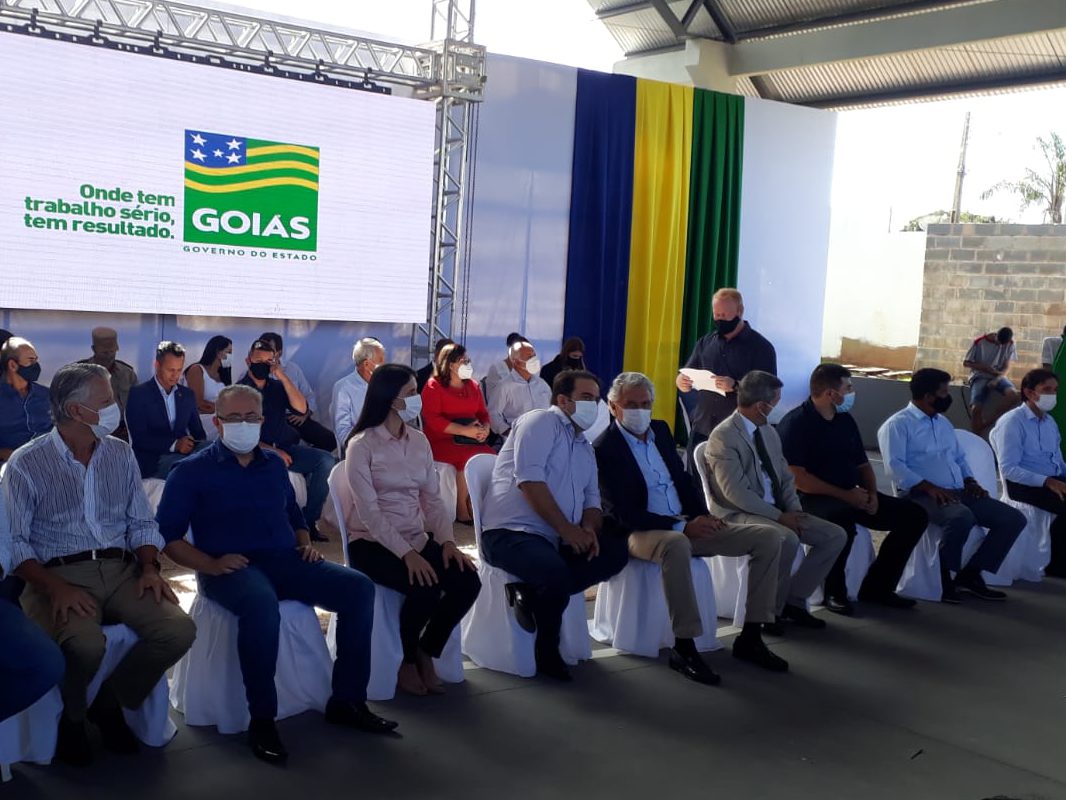 comunidade política presente na entrega do reformado colégio salvador santos
