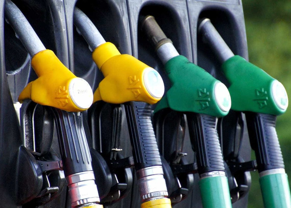 foto de bombas de combustíveis enfileiradas, com duas na cor amarela e duas no verde