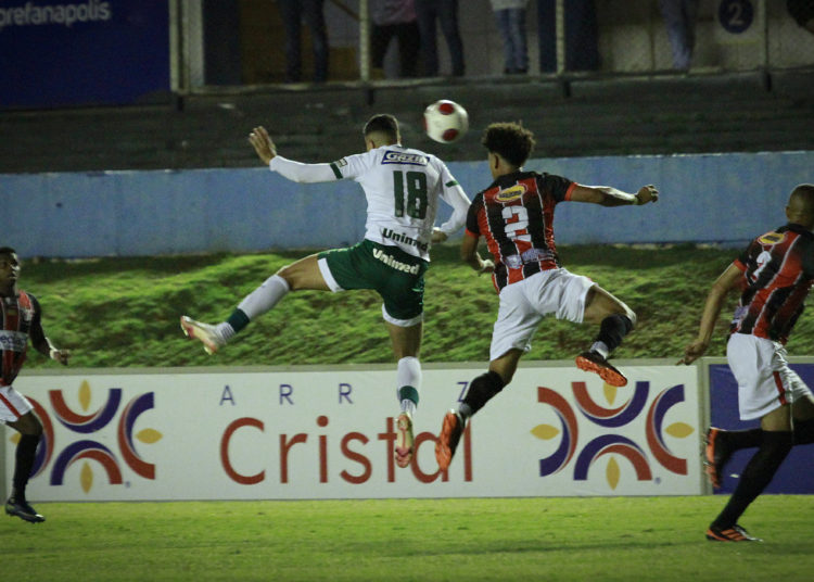 foto da partida entre anápolis e goiás, válida pelo Goianão. Nela, dois jogadores disputam bola de cabeça pelo alto