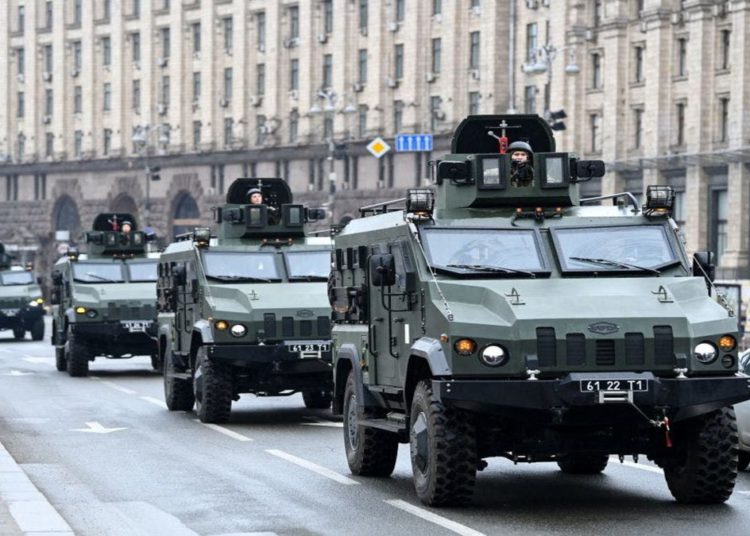 foto com carros militares trafegando em meio a guerra na Ucrânia