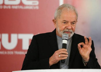 foto do ex-presidente Luis Inácio 'Lula' da Silva com microfone em mãos durante fala