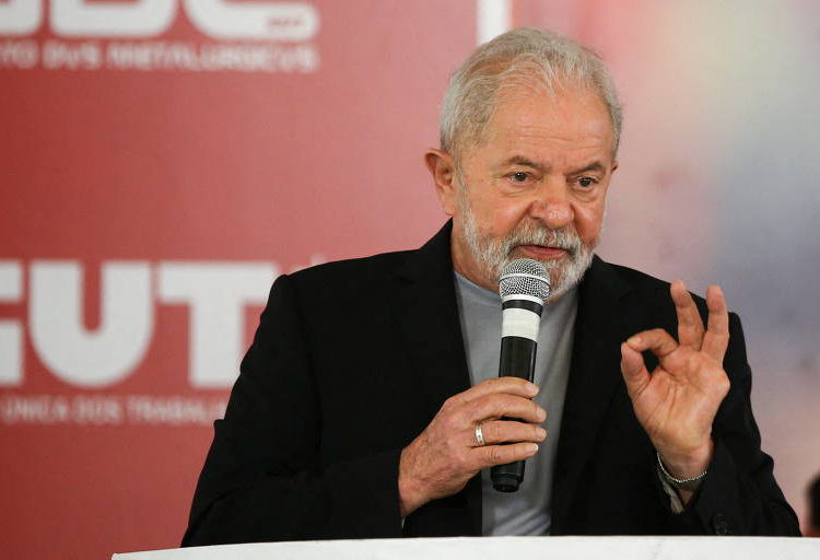 foto do ex-presidente Luis Inácio 'Lula' da Silva com microfone em mãos durante fala