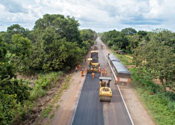 Imagem mostra máquinas fazendo manutenção em rodovia #pratodomundover