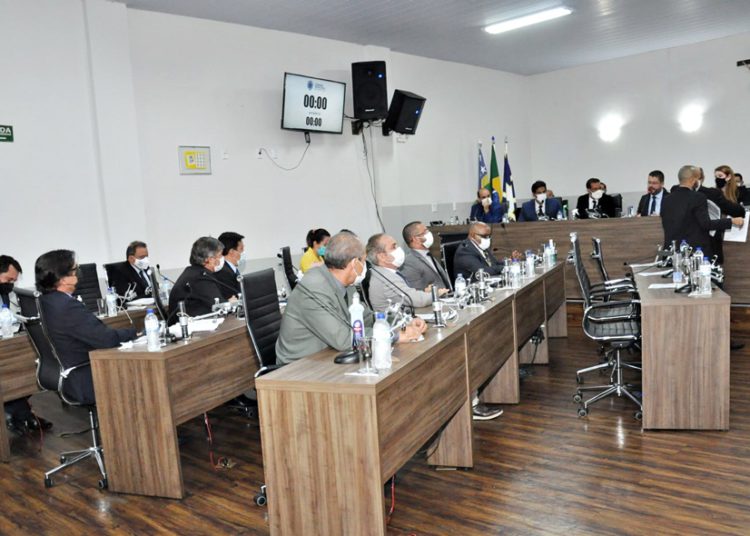 Imagem mostra os vereadores no plenário da Câmara Municipal de Anápolis