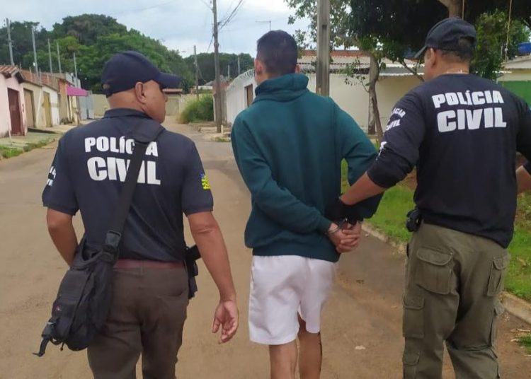 policiais civis com suspeito de homicídio em Anápolis, os três estão de costas