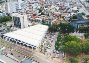#pratodomundover Imagem mostra a cidade de Anápolis destacando o prédio da Prefeitura