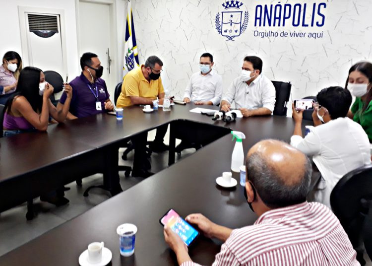 #pratodomundover imagem mostra o prefeito de anápolis concedendo entrevista para vários repórteres