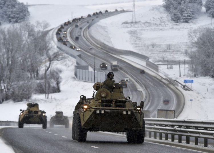 Tropas se movimentam na fronteira e podem tomar Kiev em 48 horas.