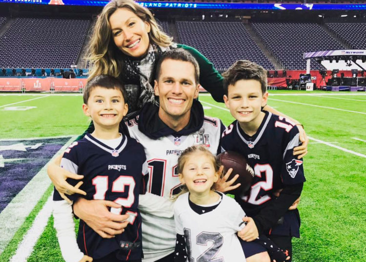 jogador da nfl, Tom Brady, junto da esposa, Gisele Bündchen, e filhos