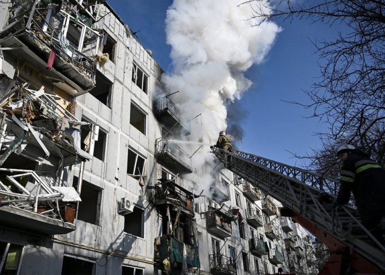 foto de prédio na ucrânia após sofrer bombardeio