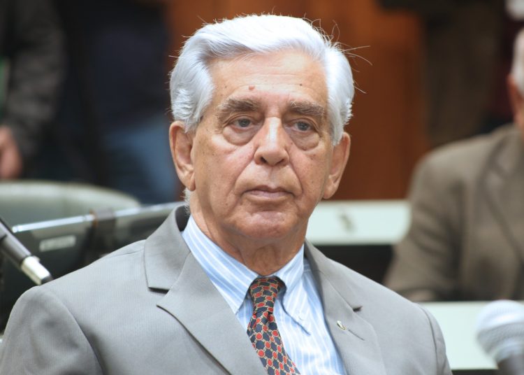 Político estava internado com falência renal e teve uma parada cardíaca.