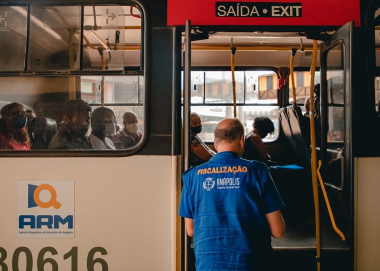 funcionário da Agência Reguladora Municipal vistoriando ônibus em Anápolis
