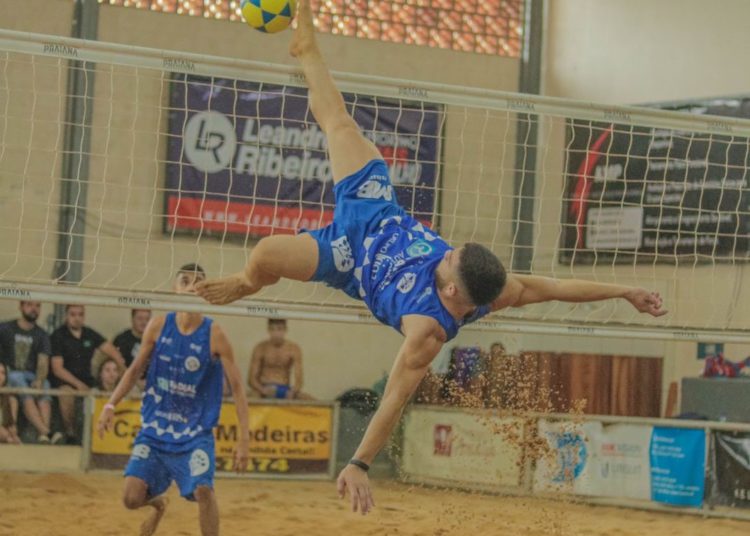 foto de partida de futevôlei pelo circuito ipê. Nela, atleta realiza shark attack