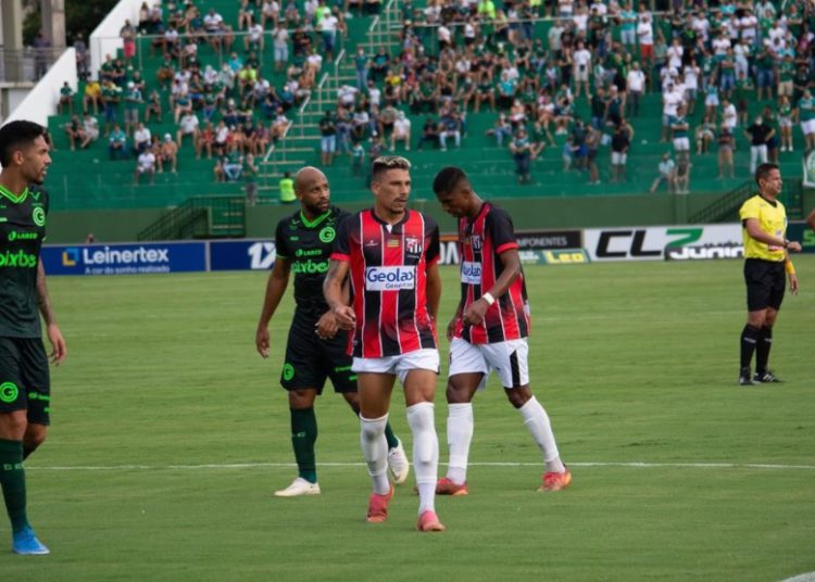 foto de Erick Bahia, durante jogo contra o Goiás. Atacante foi o artilheiro do Galo no Estadual.