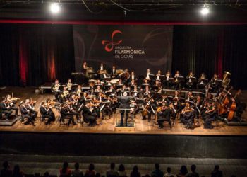 #pratodomundover: A imagem mostra a apresentação com músicos da Orquestra Filarmônica de Goiás em um teatro
