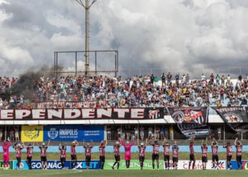 foto dos jogadores do anápolis, o galo da comarca, comemorando frente a torcida no estádio jonas duarte