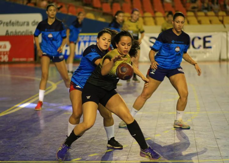 foto de partida de handebol realizada no ginásio internacional newton de faria, em anápolis