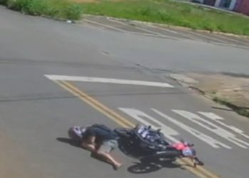 foto da captura de tela de motociclista após se chocar com fio de telefonia, caído ao chão