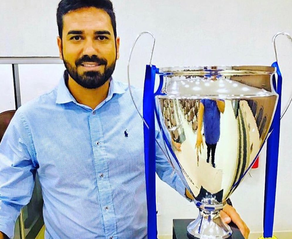 Müller Meira com troféu da Divisão de Acesso, conquistado pelo Jaraguá enquanto era diretor de futebol do clube
