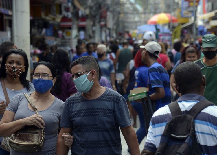 foto de rua movimentada em meio a pandemia da covid-19