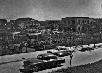 foto histórica da praça bom jesus, com carros passando em frente. Utilizada para ilustrar o fragmentos da história de Anápolis.