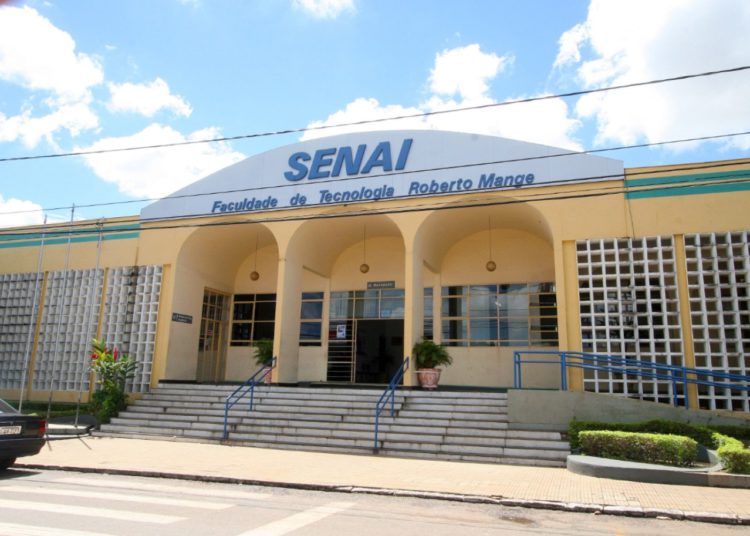 foto da fachada do senai roberto mange, de anápolis