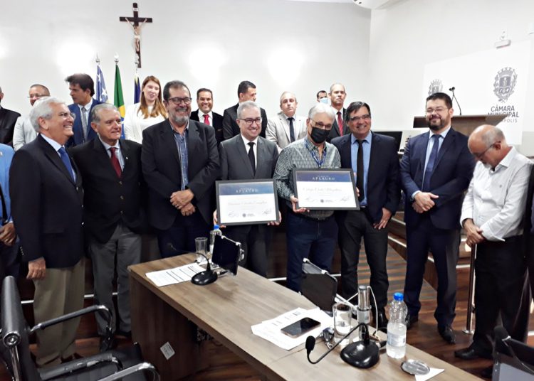 #PraTodoMundoVer: A imagem mostra várias pessoas, membros da Associação Educativa Evangélica e do Colégio Couto Magalhães recebendo diplomas na Câmara Municipal de Anápolis