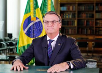 #PraTodoMUndoVer: Imagem mostra o presidente jair Bolsonaro em uma sala, com a bandeira do Brasil ao fundo