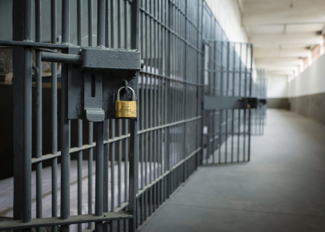 foto de cadeia, apenas grades e portas abertas
