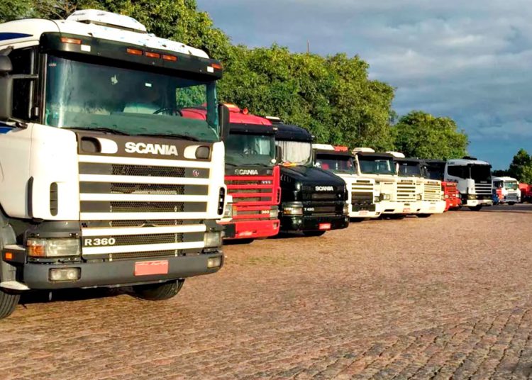 #pratotomundover: Imagem mostra uma fila da caminhões em um pátio